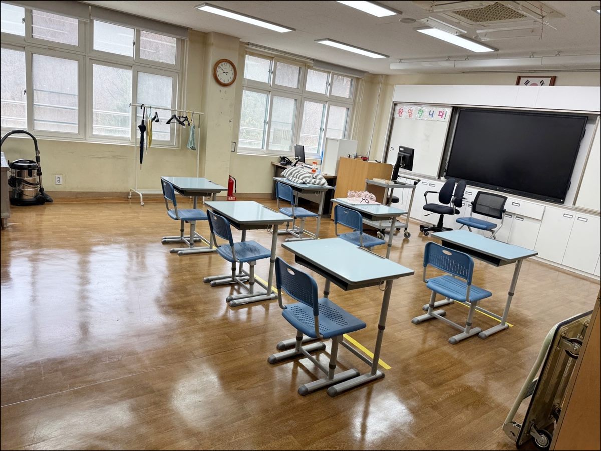 책상과 의자가 놓인 교실의 광택 나는 바닥